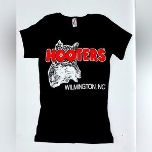 Hooters women’s Tshirt